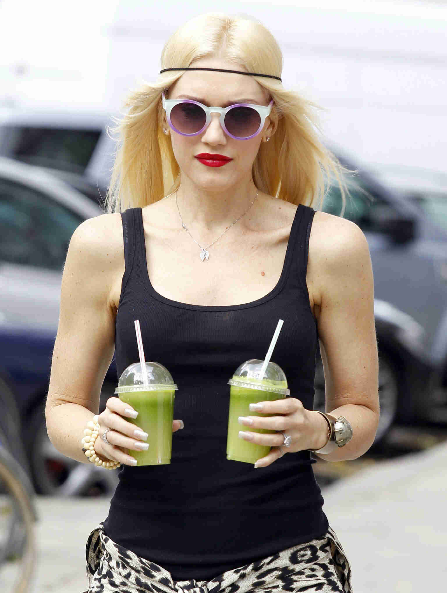 51167381 Gwen Stefani and Gavin Rossdale pick up some healthy smoothies while out for a morning stroll in Primrose Hill, London on July 29, 2013. FameFlynet, Inc - Beverly Hills, CA, USA - +1 (818) 307-4813 RESTRICTIONS APPLY: USA ONLY